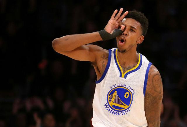 他在更衣室 他在更衣室